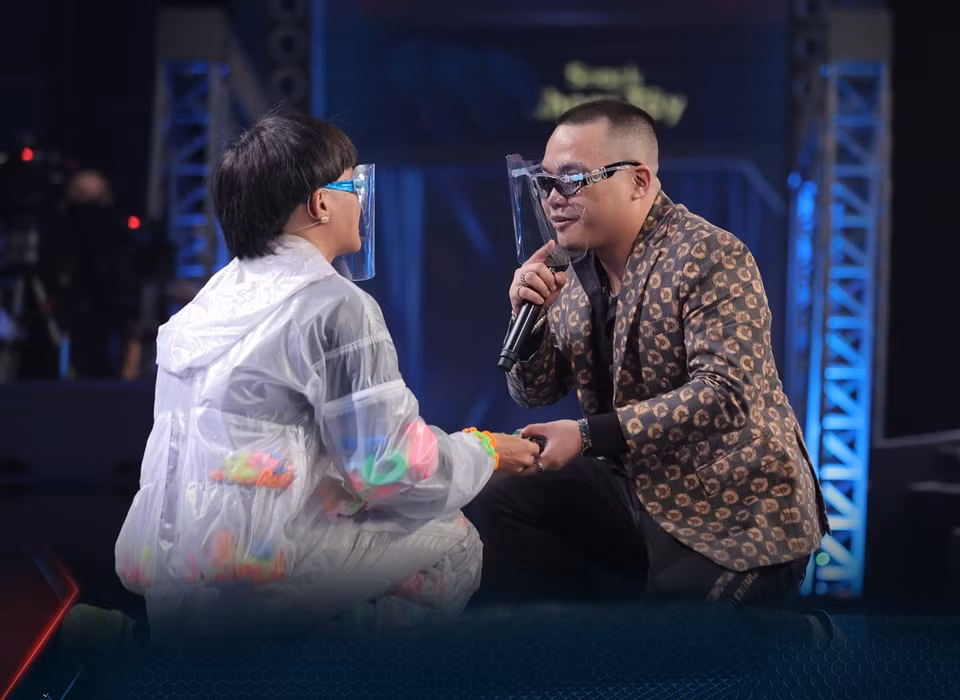 Dù đã có quyết định của hai giám khảo LK và JustaTee, Rhymastic vẫn mang nón vàng ra chiêu mộ Blacka. Ngay lập tức, Wowy cũng mang nón vàng của mình trao tận tay rapper sinh năm 1997. Cuối cùng, Blacka lựa chọn về đội của Wowy.