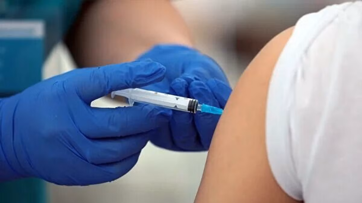 Nguoi cao tuoi o Moscow duoc nhan tien khi tiem vaccine Covid-19