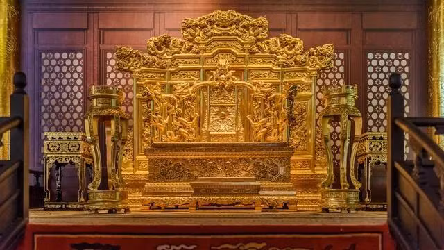 Theo các nhà nghiên cứu lịch sử, ghế rồng tượng trưng cho quyền uy của hoàng đế. Chỉ có nhà vua mới có thể ngồi trên chiếc ghế này. Bất cứ kẻ nào cả gan ngồi lên ghế rồng của hoàng đế đều bị trừng trị nghiêm khắc.