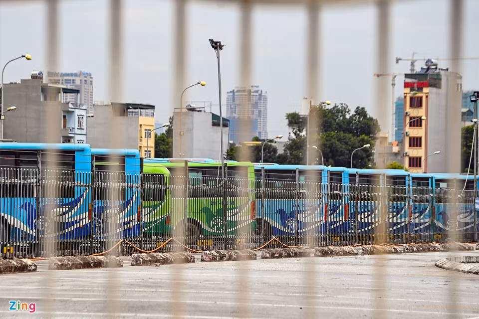 Một cán bộ xí nghiệp buýt nhanh BRT Hà Nội chia sẻ từ khi Hà Nội thực hiện giãn cách xã hội, cán bộ công nhân viên được cho làm việc tại nhà. Ở văn phòng chỉ duy trì hai cán bộ điều hành và một số thành viên ban lãnh đạo trực.
