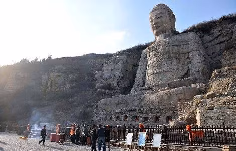Thế nhưng, trong nhiều thập kỷ sau, tình hình chính trị trong nước có nhiều biến động nên Mông Sơn Đại Phật cũng gặp không ít biến cố. Trong số này có việc suốt 6 năm trị vì, Đường Vũ Tông đàn áp Phật giáo khiến nhiều ngôi chùa bị ảnh hưởng. Chùa Khai Hoa là một trong số đó và bức tượng Mông Sơn Đại Phật cũng bị cuốn vào các biến cố của các triều đại. 