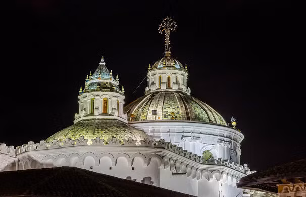 Vẻ đẹp lung linh của nhà thờ La Compañía de Jesús vào buổi tối.