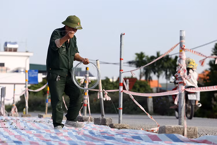 Sụt lún nghiêm trọng tại nhiều điểm đê ở Hà Nội - Hình 11 Sut lun nghiem trong tai nhieu diem de o Ha Noi-Hinh-11