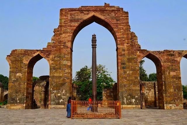 Cột sắt Delhi nằm trong quần thể di tích đền Delhi của Ấn Độ được các chuyên gia nhận định được làm ra nhờ công nghệ cực tối tân khiến nó không bị rỉ sét suốt 16 thế kỷ.