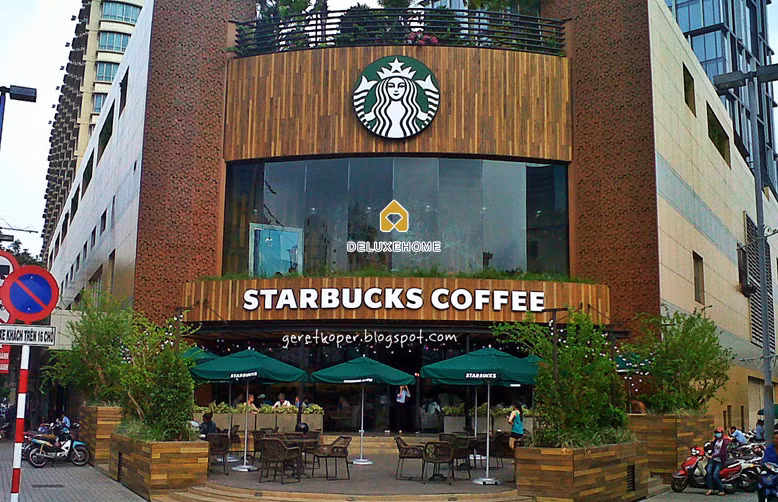 Vào năm 2011, Starbucks Coffee tiến hành đổi tên khi bỏ từ "Coffee". Động thái này nhằm thông báo với công chúng về việc công ty mở rộng sang các hoạt động khác ngoài cafe.