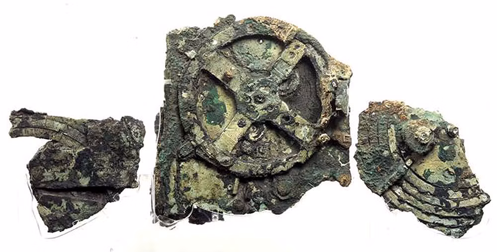 Do "ngủ vùi" trong xác tàu đắm suốt nhiều thế kỷ nên cỗ máy tính Antikythera không còn nguyên vẹn. Khoảng 2/3 bộ phận của cỗ máy cổ xưa này bị mất khiến các chuyên gia gặp khó khăn trong việc tìm ra cách thức hoạt động chính xác của nó.