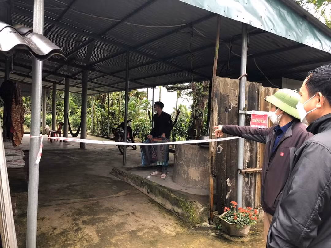 Chính quyền địa phương kiểm tra, hỗ trợ nhu yếu phẩm cho gia đình có người cách ly tại nhà.