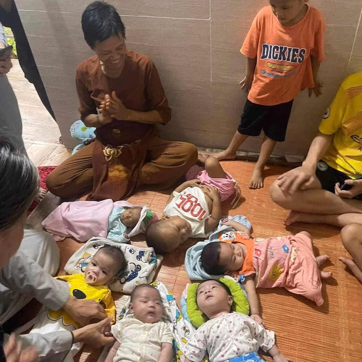 Một số cháu bé sơ sinh bị người thân bỏ rơi trước cổng chùa Vĩnh, nhờ sư thầy chăm sóc...