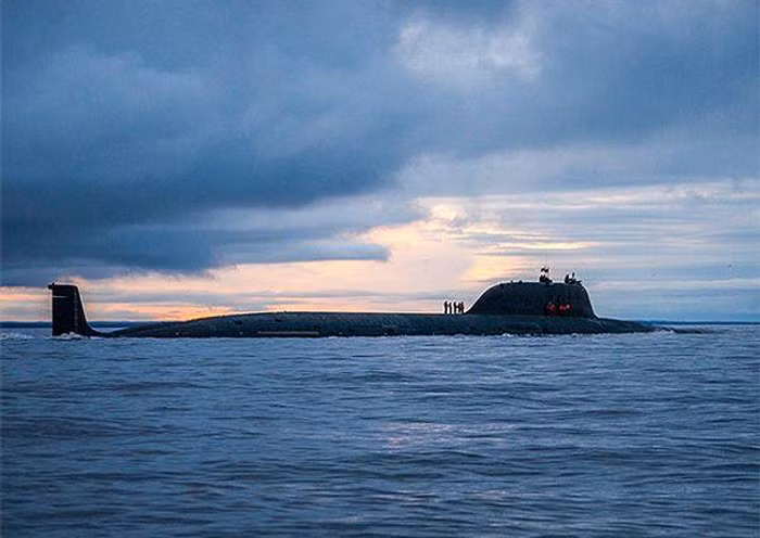 Hiện tại, 6 tàu ngầm lớp Yasen đang được đóng là chiếc K-571 Krasnoyarsk, K-564 Arkhangelsk, Perm, Ulyanovsk, Voronezh, Vladivostok. Chúng sẽ đi vào phục vụ hải quân Nga trong giai đoạn 2022 - 2028.