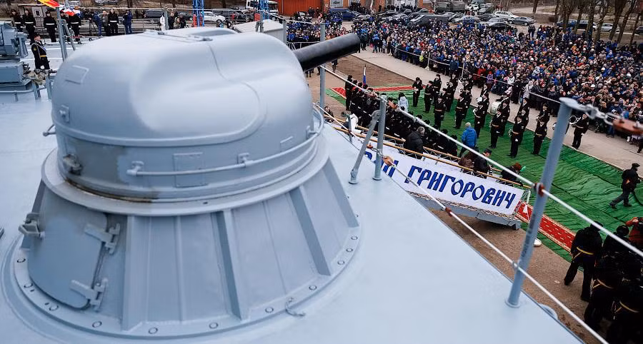 Đô đốc Grigorovich được được trang bị hệ thống vũ khí cực kì hiện đại, thuộc hàng “khủng” nhất Hải quân Nga hiện nay. Đầu tiên là pháo hạm hạng nặng A-190 100mm.
