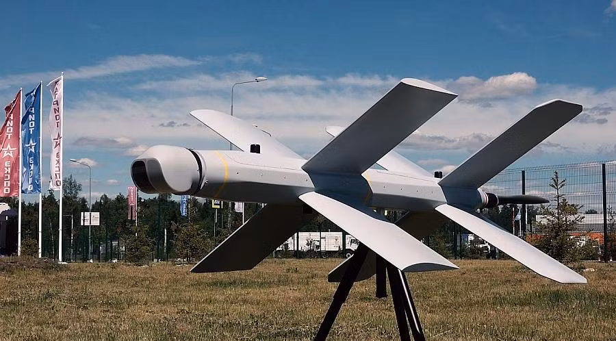 Hiện tại Nga còn 2 mẫu UAV hạng nặng chưa được tung vào chiến trường để đánh giá thử nghiệm, đó là chiếc Altius-RU cùng với S-70B Okhotnik, đây cũng là đối tượng săn tìm đặc biệt của tình báo NATO.