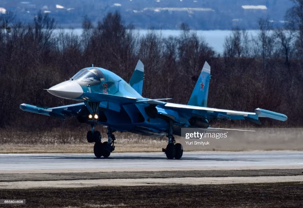 Hiện nay, trong cuộc chiến chống khủng bố của Nga ở Syria, Su-34 đã tham gia tấn công các mục tiêu quan trọng của phiến quân, phá hủy hệ thống công sự kiên cố, các sở chỉ huy của đối phương. Tính đến cuối năm 2021, Lực lượng không quân vũ trụ Nga vẫn tiếp tục trang bị máy bay tiêm kích ném bom Su-34. Nguồn ảnh: Getty.