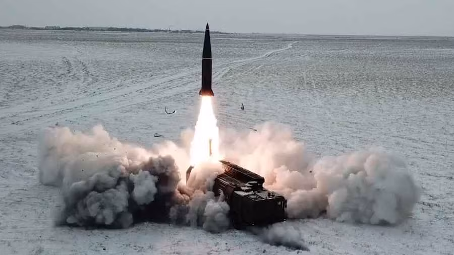 9K720 Iskander (theo tên gọi của NATO là SS-26 “Stone”) là tên lửa đạn đạo tầm ngắn cơ động đường bộ có tầm bắn lên tới 500 km. Sử dụng phương tiện vận chuyển (TEL) và các phương tiện hỗ trợ, hệ thống cũng có thể bắn tên lửa hành trình 9M728 và 9M729.