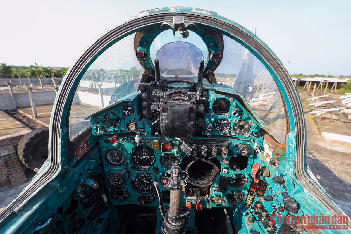 Bên trong buồng lái MIG - 21.