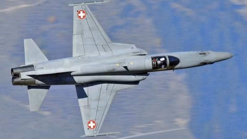 Chính phủ Thụy Sĩ trước đó triển khai chương trình Air2030 nhằm mục tiêu thay thế 30 tiêm kích F/A-18C/D Hornet dự kiến loại biên vào năm 2030, cùng phi đội 29 chiếc F-5E/F Tiger II đã quá cũ kỹ.