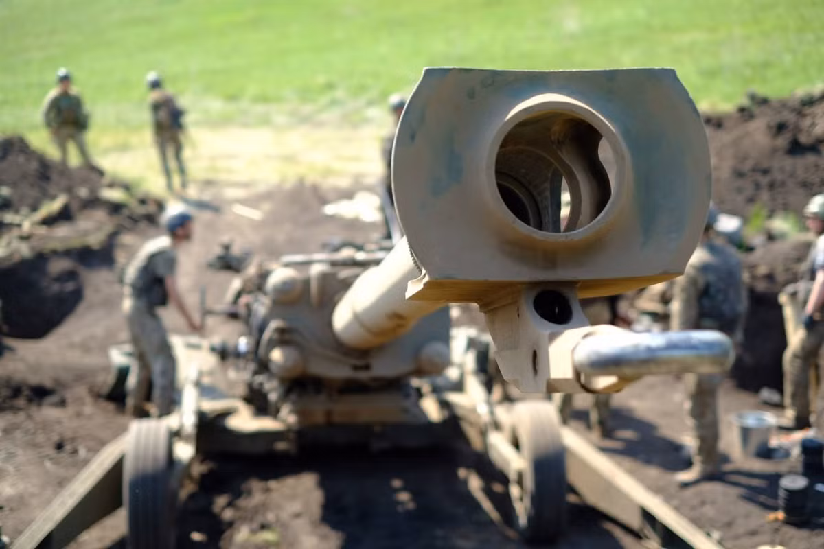 Vấn đề là lượng đạn pháo cỡ 152mm của Ukraine là có hạn, thậm chí các quốc gia thuộc Liên Xô cũ đã vét sạch kho đạn 152mm để viện trợ cho Kiev, nhưng vẫn không đủ để Ukraine sử dụng.