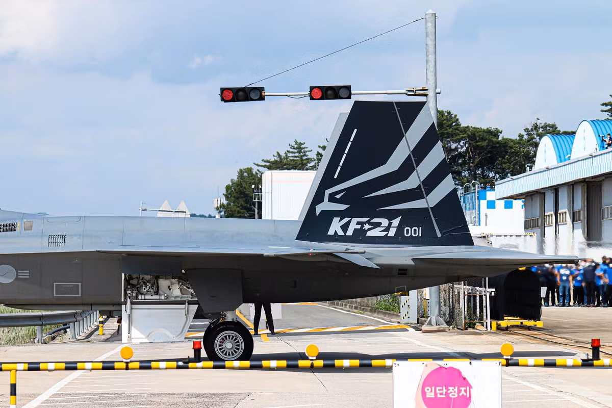 Xét về khả năng tàng hình, KF-21 vượt qua tiêu chuẩn của một tiêm kích thế hệ 4. Tuy nhiên xét tới khả năng mang vũ khí, nó lại kém hơn so với các tiêm kích thế hệ 5.
