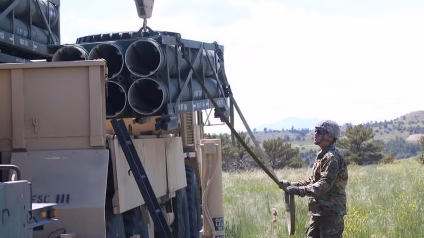 Toàn bộ 6 ống phóng của tổ hợp pháo phản lực Himars có thể được tháo rời và lắp đặt lại với thao tác đơn giản.