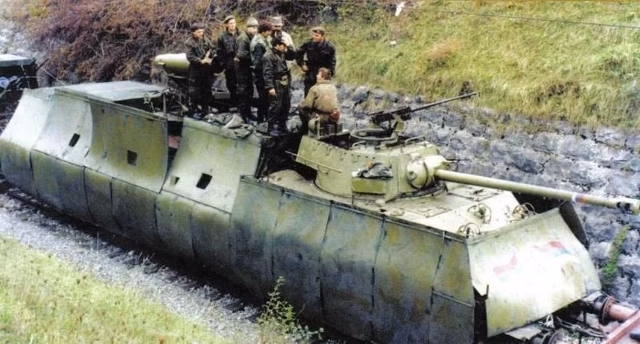 Ví dụ, đầu những năm 1990, các đoàn tàu bọc thép đã được người Croatia hồi sinh và sử dụng trong cuộc nội chiến. Rồi cuối những năm 1990, có ghi nhận rằng Quân đội Nga sử dụng đoàn tàu bọc thép ở Chechnya.