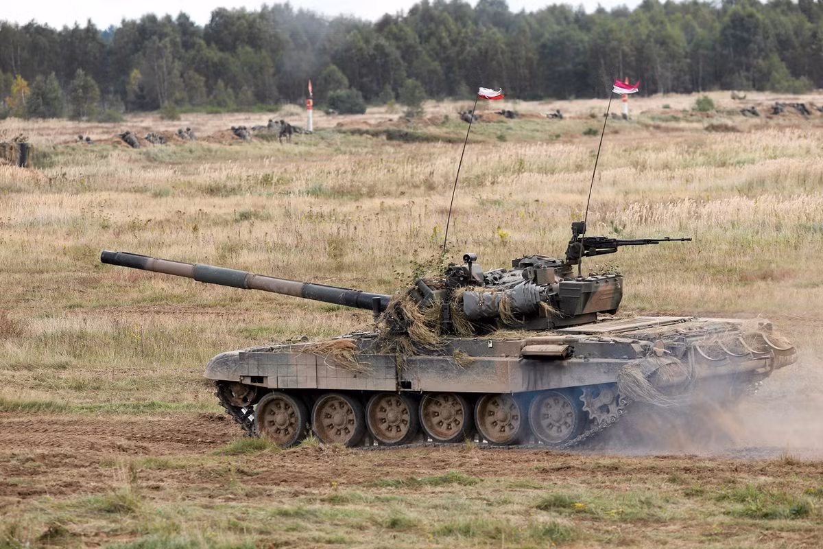 Nguồn tin từ tờ Army Recognition cho biết, tính tới cuối tháng 4/2022, Ba Lan sở hữu khoảng hơn 200 xe tăng T-72 - đúng bằng số lượng xe tăng mà nước này viện trợ cho Ukraine.