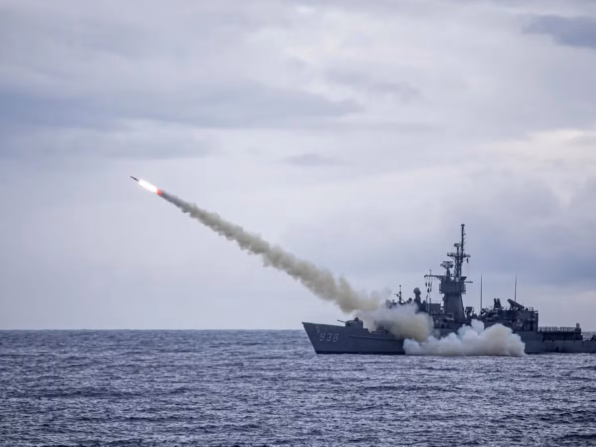 Ngoài ra, tên lửa chống hạm Harpoon mang theo đầu đạn chỉ nặng 221 kg - nghĩa là sẽ cần nhiều hơn một quả tên lửa nếu muốn nhấn chìm một tàu chiến Nga.