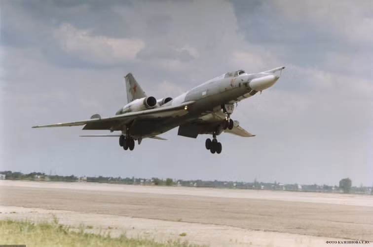 Thiết kế tiên tiến của Tu-22 đã khiến nó đạt tốc độ bay "kinh hồn bạt vía", tối đa lên tới Mach 1,42 - nghĩa là nhanh gần bằng tiêm kích... F-35 của không quân Mỹ ngày nay (Mach 1.6).