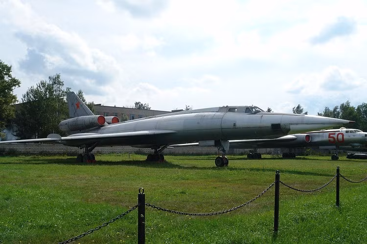 Tu-22: May bay nem bom chien luoc cuc di, khac hoan toan Tu-22M