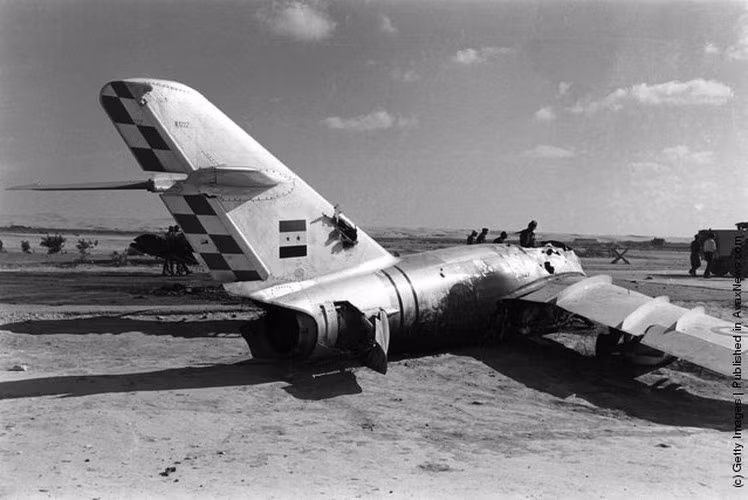 Cũng vào ngày 5/6/1967, 25 căn cứ không quân ở các nước Arab khác đã bị tấn công. Từ 8 giờ sáng đến 18 giờ chiều, Không quân Israel đã tiến hành 4 đợt tập kích vào các nước Arab.