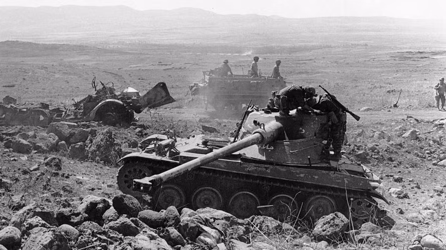 Cuối cùng, quân đội Israel đã quét sạch 5 sư đoàn Ai Cập trên bán đảo Sinai và chiếm đóng toàn bộ bờ đông của kênh đào Suez. Chỉ trong ba ngày, bán đảo Sinai đã rơi vào tay quân đội Israel.