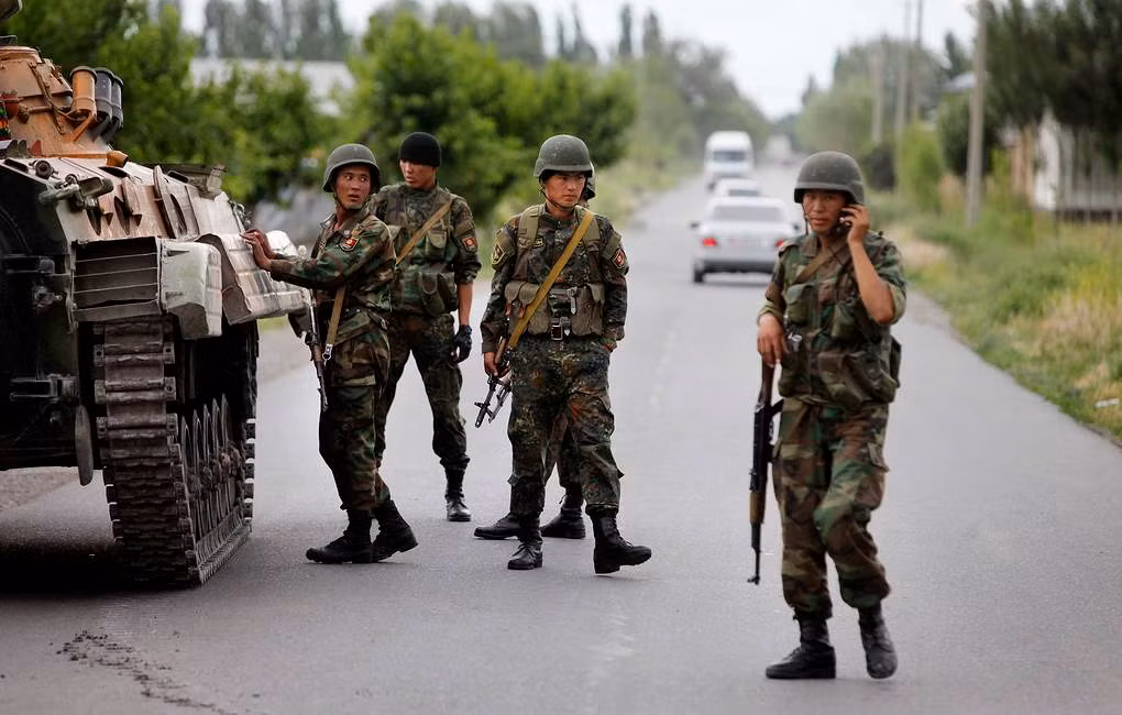 Về dân số, Kyrgyzstan có dân số 6 triệu người, trong khi đó dân số của Tajikistan là 9 triệu người. Tuy nhiên, số lượng nam công dân trong độ tuổi tổng động viên của hai quốc gia, lần lượt là 3 triệu và 4,1 triệu người - chênh lệch không đáng kể.