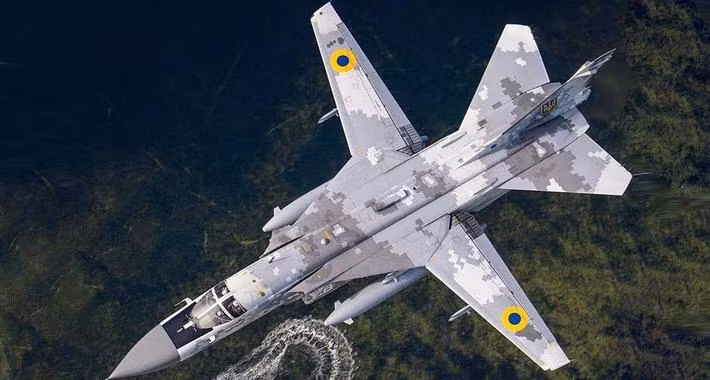 Su-24 có cánh ở nửa phía trên của thân, cánh của Su-24 có một đoạn nhỏ gắn cố định trên thân, còn phần cánh còn lại có thể chuyển động.