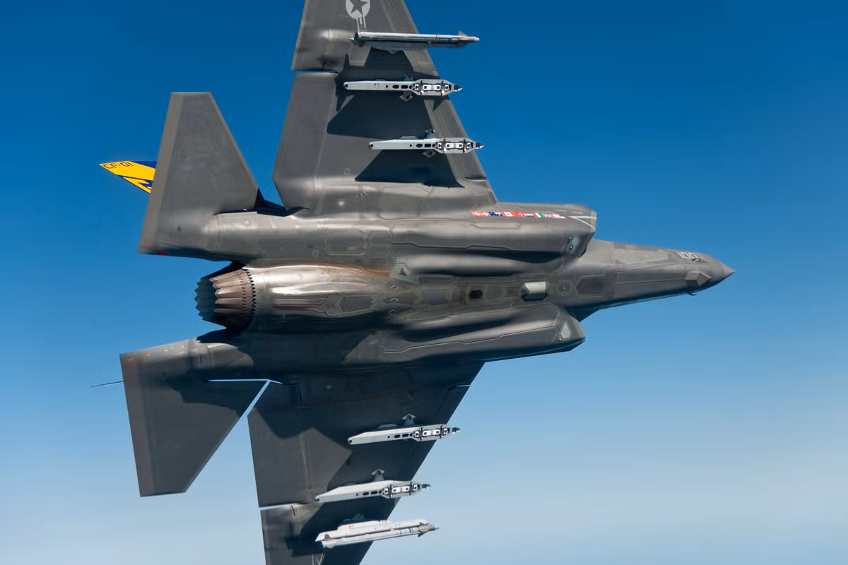 Được phát triển từ phiên bản F-35, tiêm kích hạm F-35C của Mỹ được tối ưu cho hoạt động trên tàu sân bay - trong đó bao gồm các yêu cầu về tối ưu hoá kích thước lưu kho, tối ưu khả năng chịu nặng của càng đáp và tối ưu về khả năng tiếp vận vũ khí trên boong tàu chật chội.