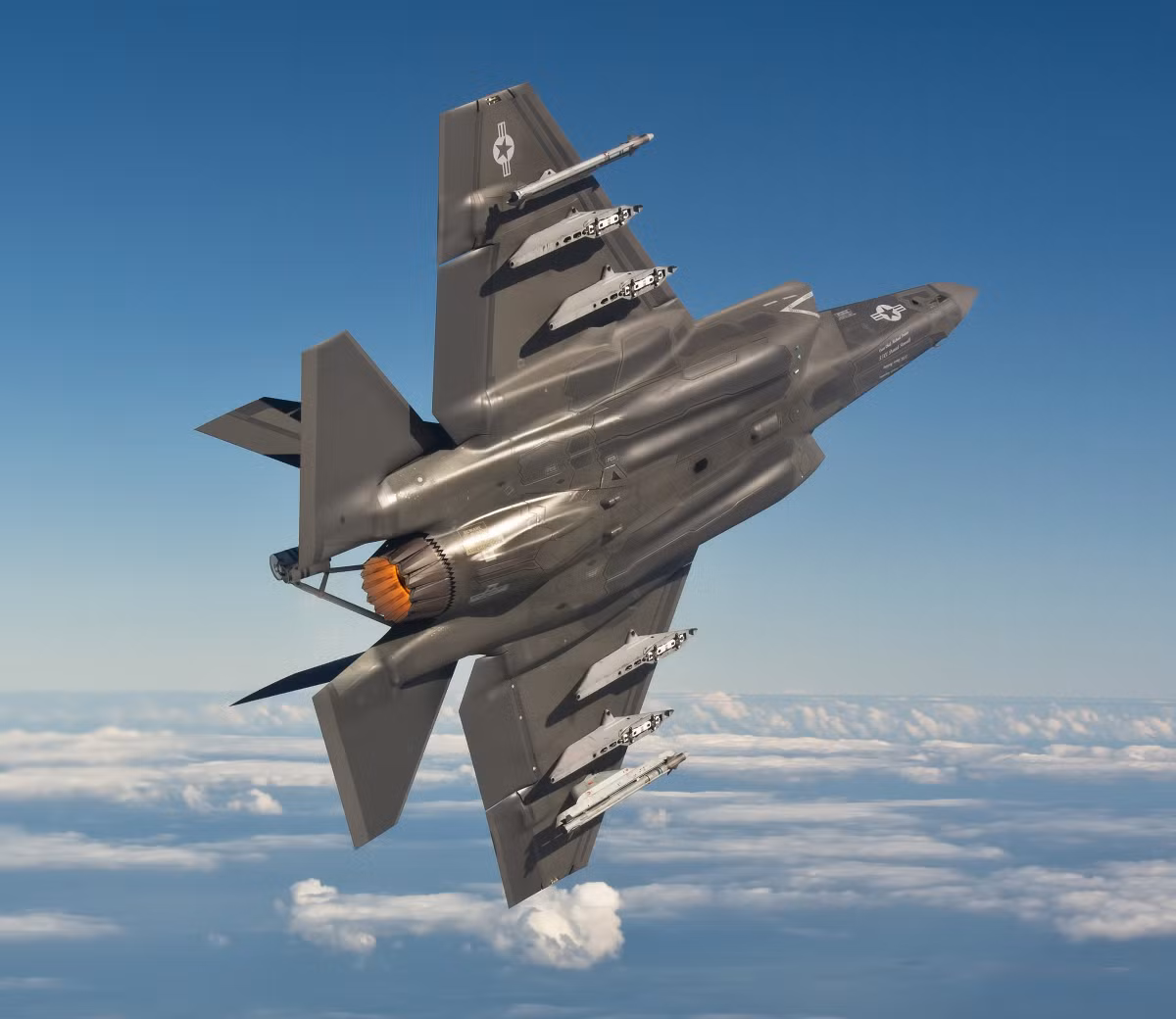 Đánh đổi lại cho những sửa đổi này, tiêm kích hạm F-35C sẽ có khả năng chịu lực gia tốc trọng trường kém hơn so với các phiên bản khác của nó, bao gồm phiên bản F-35A thông thường và F-35B với khả năng cất - hạ cánh trên đường băng ngắn.