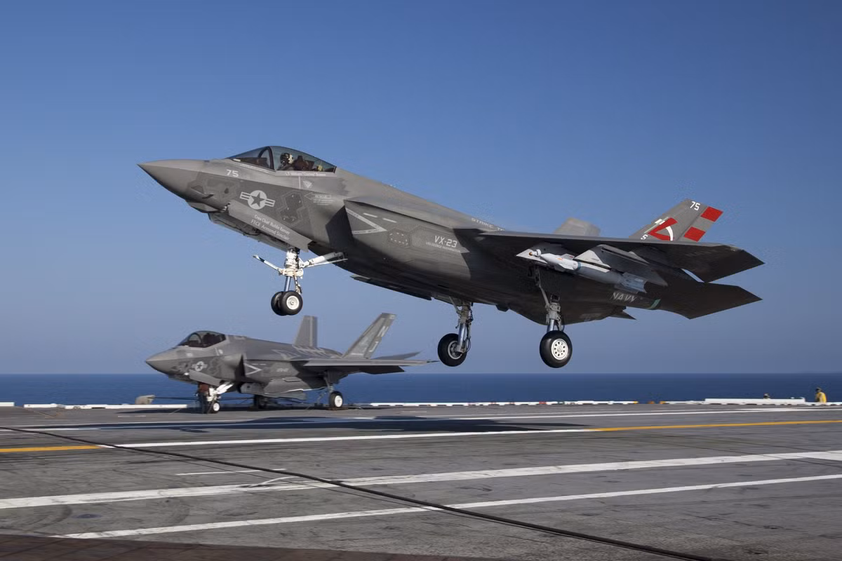 Đầu tuần vừa rồi, một tiêm kích F-35C của Không quân Hải quân Mỹ, đã gặp tai nạn khi đang hạ cánh trên tàu sân bay USS Carl Vinson.