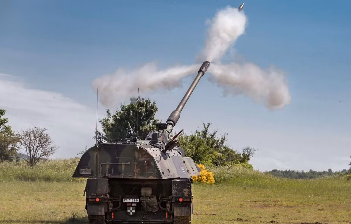 Tổng cộng, Đức đã viện trợ cho Ukraine 14 khẩu lựu pháo tự hành PzH 2000. Đây là loại pháo tự hành chuẩn NATO, sử dụng cỡ đạn 155mm.