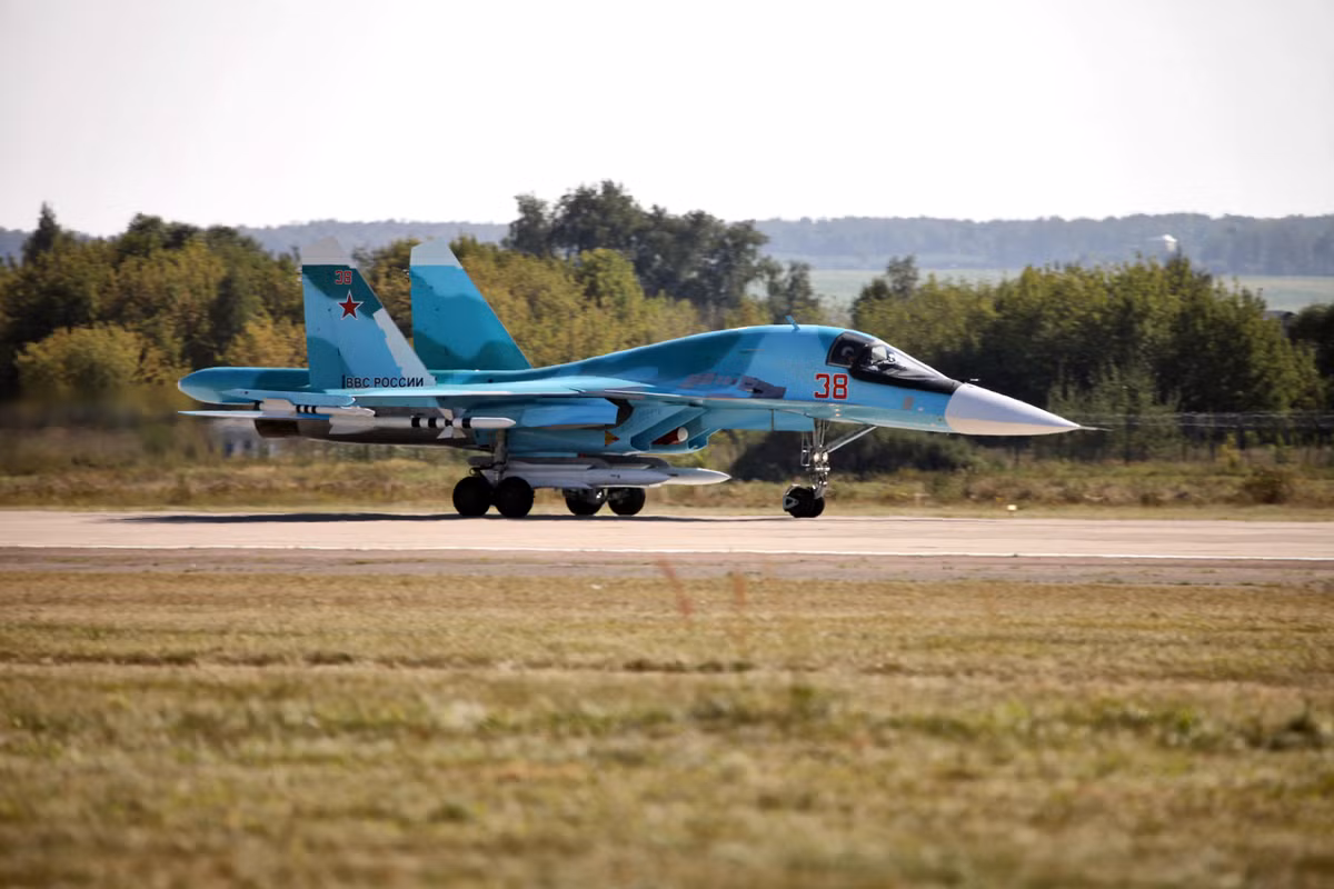 Ngày 25/12/2012, bộ quốc phòng Nga hợp đồng mua 100 chiếc tiêm kích ném bom chiến trường Su-34 của phòng thiết kế Sukhoi. Năm 2008, Nga đã sử dụng Su-34 để giải quyết xung đột tại Nam Ossetia. Ngoài nhiệm vụ chế áp điện tử hệ thống phòng không của Gruzia, máy bay Su-34 đã phá hủy hệ thống radar ở thành phố Gori.