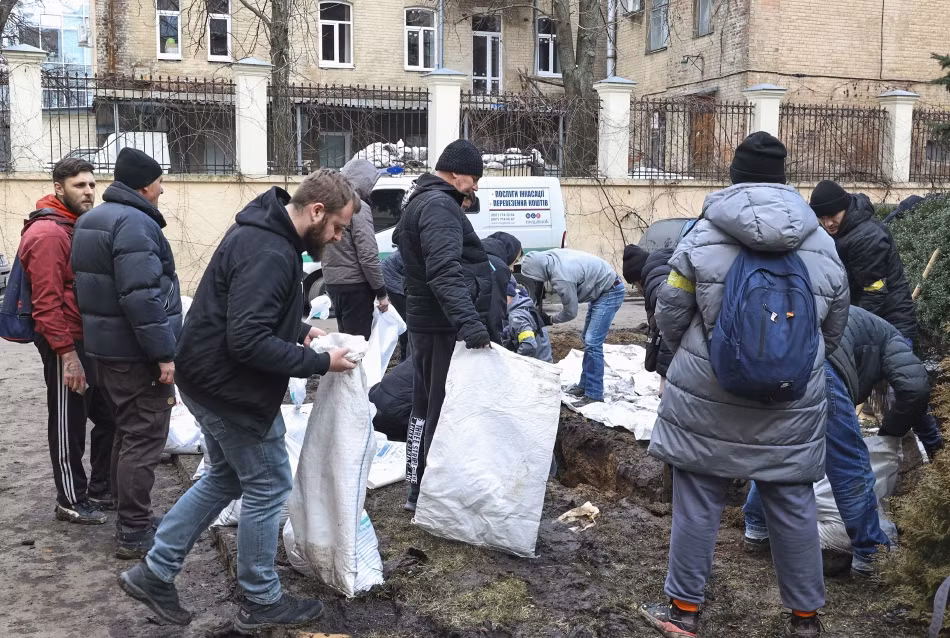 Người dân Ukraine tình nguyện đào chiến hào ngay ở những khu vực có nguy cơ xảy ra đụng độ với quân Nga.