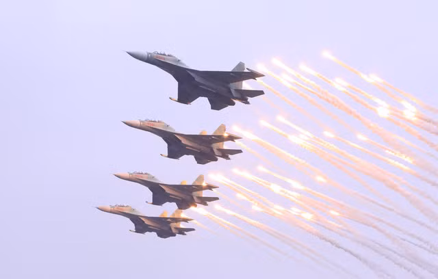 Màn trình diễn của Su-30 tại lễ khai mạc. Ảnh: Văn Điệp - TTXVN