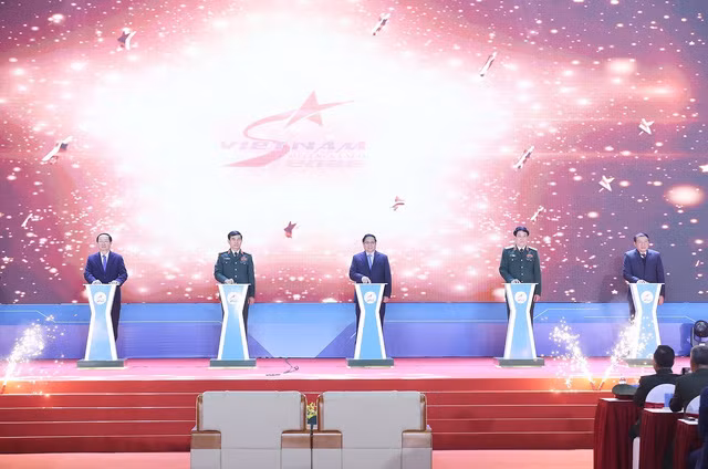 Thủ tướng Phạm Minh Chính và các đại biểu bấm nút khai mạc Triển lãm Quốc phòng quốc tế Việt Nam 2022. Ảnh: Dương Giang - TTXVN