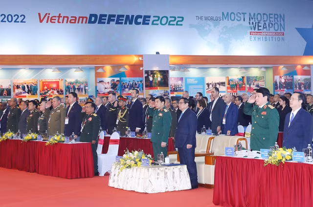 Thủ tướng Phạm Minh Chính cùng các đại biểu thực hiện nghi lễ chào cờ. Ảnh: Trọng Đức - TTXVN