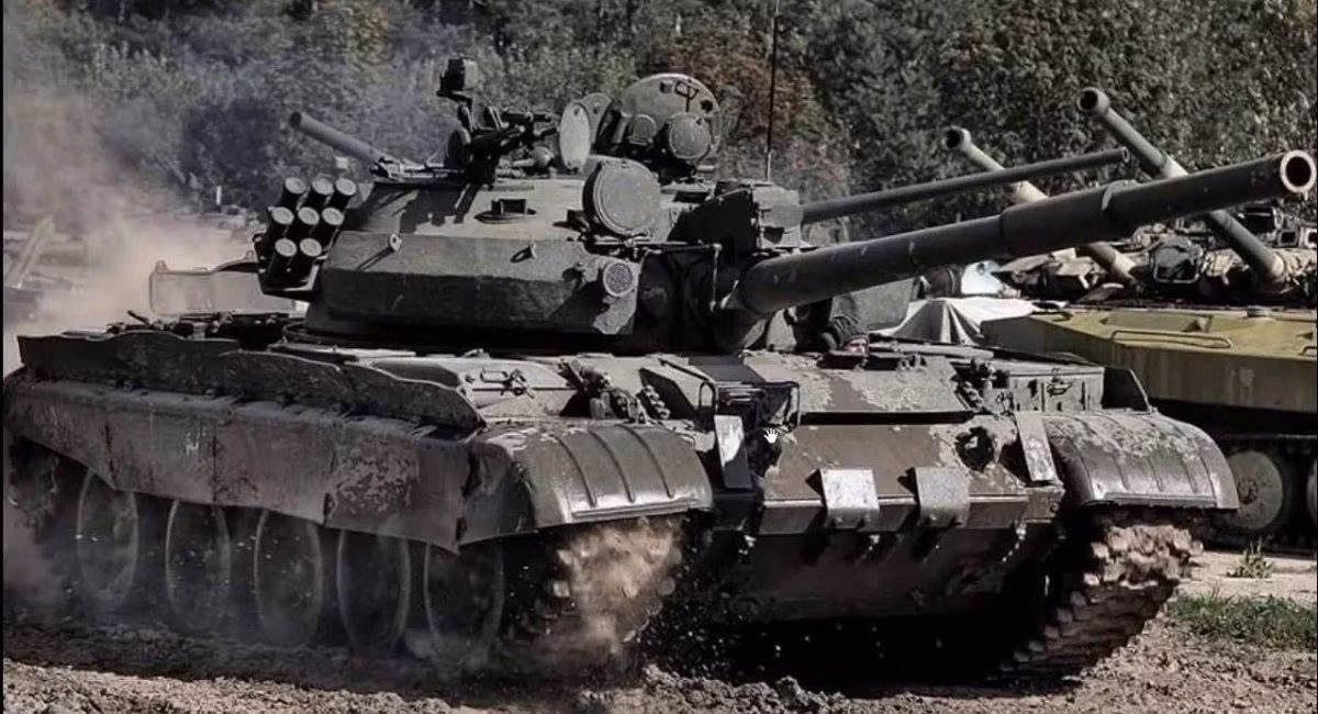 Vũ khí chủ lực của T-62M vẫn là pháo nòng trơn U-5TS 115mm với bọng hút khói ở 2/3 thân nòng, tốc độ bắn trung bình 4 phát/phút