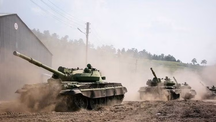 Xe tăng chiến đấu chủ lực T-62M vốn bị Nga rút khỏi lực lượng tuyến đầu vào cuối thập niên 1990, sau đó chúng hoạt động hạn chế trước khi bị loại biên hoàn toàn vào năm 2011.