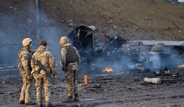 Giới chức Ukraine cho biết, ít nhất đã có 5700 lính Nga thiệt mạng. Phía Nga không công bố con số thiệt hại chính thức, nhưng khẳng định thiệt hại của Nga là "thấp hơn nhiều so với đối phương".