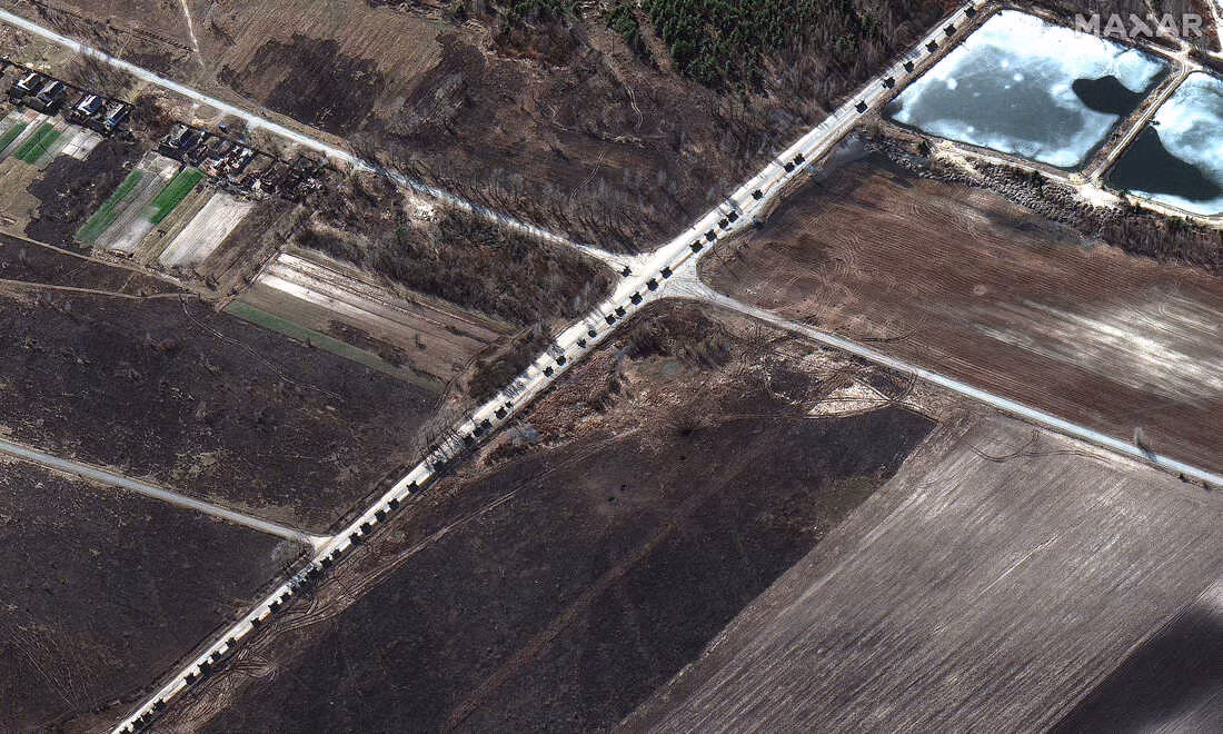 Tờ Skynews của Anh cho biết, đoàn vận tải dài 64 km của Quân đội Nga đang tiếp tục tiến tới Kiev. Mọi động thái của đoàn vận tải khổng lồ này vẫn được các vệ tinh nước ngoài theo dõi chặt.