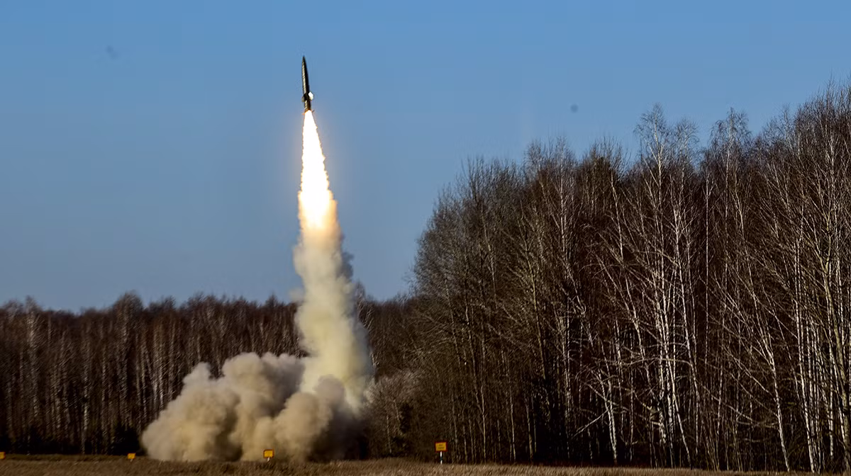 Ngoài ra, Kiev cũng nhấn mạnh, nhiều cánh quân của Nga đã áp sát Kharkiv, chỉ cách thành phố này khoảng 15km, và đây là khoảng cách quá gần để Ukraine có thể đánh chặn các tên lửa của Nga trong trường hợp cần thiết.