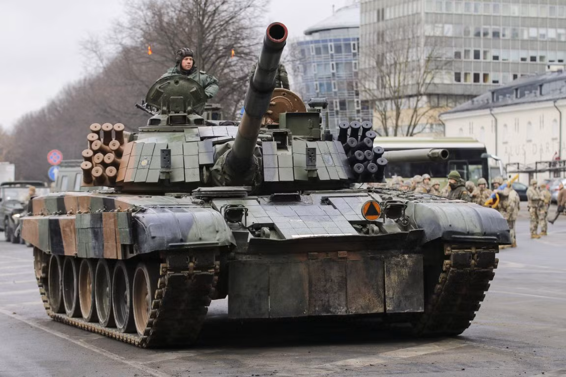 “PT-91 Twardy không có lợi thế. Đây là chiếc xe tăng mà chúng tôi đã và đang sử dụng, nó và T-72 hoàn toàn giống như nhau, khác biệt không lớn đến mức mang tên định danh mới như cách Warsaw thực hiện".