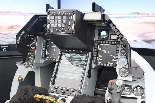 Hầu hết các thiết bị cơ điện trong buồng lái của F-16V đã được thay thế bởi một màn hình hiển thị đa năng do chi nhánh tại Mỹ của Elbit Systems sản xuất.