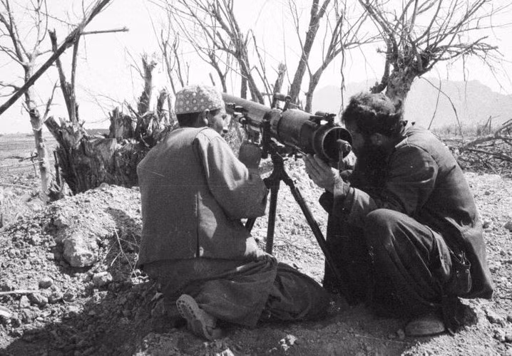 Phiến quân Mukahideen phục kích đoàn xe rút lui của quân Liên Xô.
