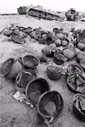 Mũ sắt cùng nhiều trang thiết bị của Liên Xô bị bỏ lại la liệt khắp Afghanistan.