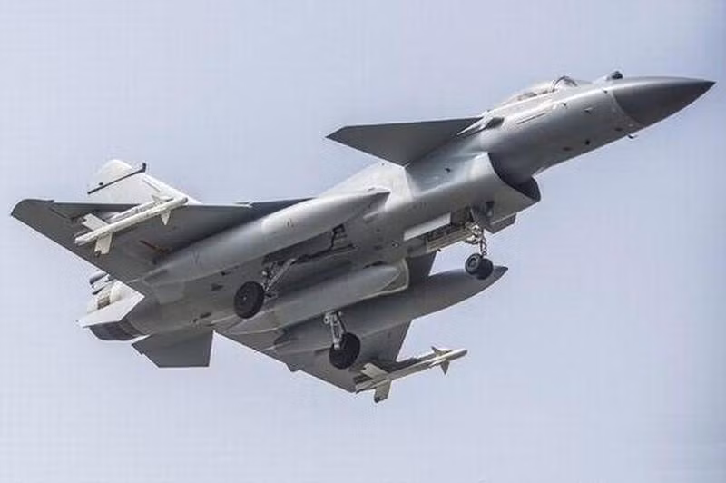 Do kích thước nhỏ và sử dụng vật liệu composite có tính tàng hình cao, diện tích phản xạ radar của J-10C nhỏ hơn rất nhiều khi đặt cạnh chiếc Su-35 cồng kềnh, khiến tiêm kích Trung Quốc nắm giữ lợi thế lớn trong không chiến tầm xa.